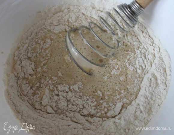 Молоко подогреть, растворить в нем дрожжи, сахар, соль, добавить яйца и хорошо перемешать.