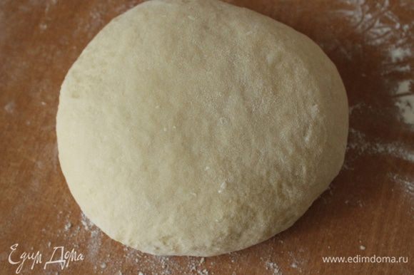 Небольшими порциями дождиком ввести муку и замесить тесто. Тесто должно стать эластичным и перестать липнуть к рукам.
