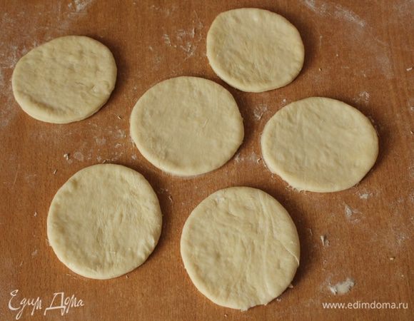 Раскатать корж, при помощи формочек или стакана вырезать круглые заготовки...