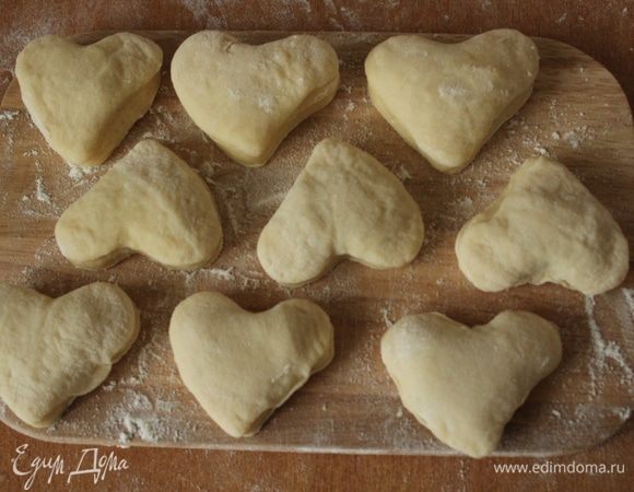 Готовые пончики жарить в большом количестве растительного масла с двух сторон до золотистого цвета.