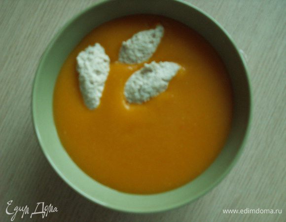 Перетираем суп блендером, добавляем сливки. При подаче супа добавляем клецки. Bon appetit.