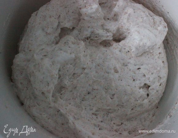 Коржи. Взбить белки в крепкую пену со щепоткой соли. Не переставая взбивать, ввести по 1 ст. л. сахар до образование устойчивой пены. Орехи измельчить блендером и постепенно ввести их в белковую массу вместе с корицей и мукой. Аккуратно перемешать силиконовой лопаткой.