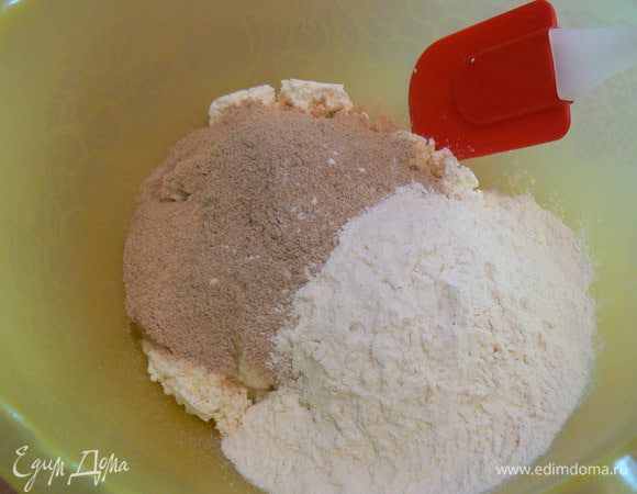 творог размешать с яйцом, просеять муку. Добавить соль, сахар