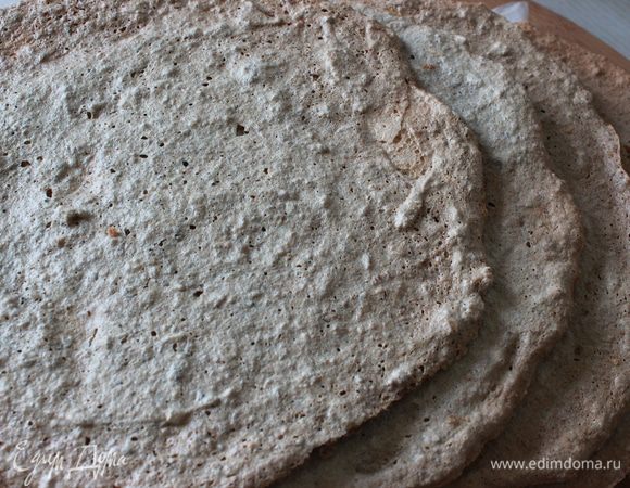 Нарисовать на пергаменте круги нужного диаметра, ровным слоем нанести тесто. выпекать при 160°C до светло-коричневого цвета (40–50 минут). Остудить на решетке. Коржи пекла в два приема, тесто делала из 4 белков и пекла 3 коржа.