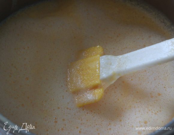 Крем. Взбить желтки с сахаром, пока они не посветлеют, влить 1/3 ст. молока, не переставая взбивать. 2/3 стакана молока вскипятить. Тонкой струйкой влить в молоко яично-молочную смесь, постоянно помешивая. Довести до кипения, снять с огня, охладить.