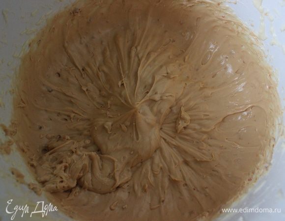 Размягченное масло взбить с вареной сгущенкой.