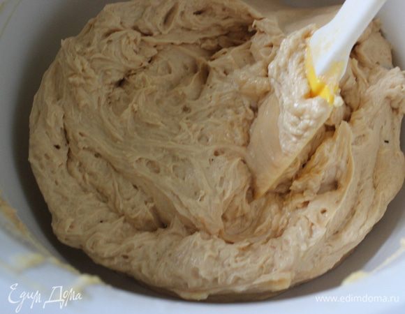 Смешать оба крема, добавляя по 1 ст. л., не переставая взбивать. В конце добавить 2 ст. л. алкоголя и взбить до однородности.