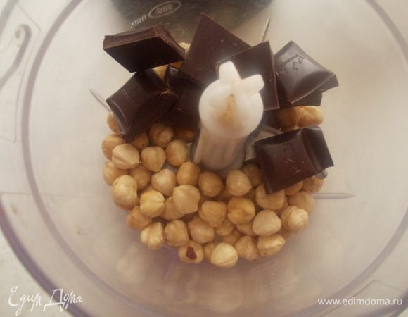 Орехи и шоколад для коржа покрошить в блендере.