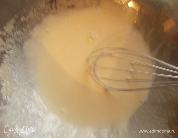 Желтки взбить добела с сахаром.