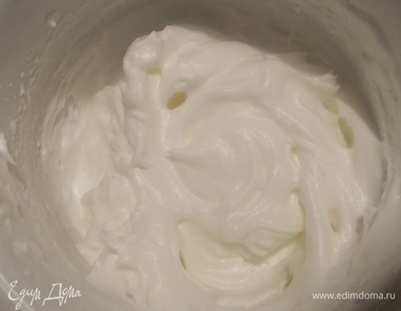 Отдельно, в холодной миске, взбить в крутую пену белки.