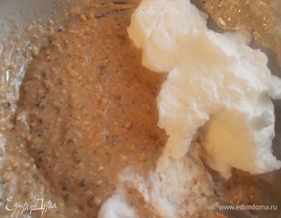 Затем, аккуратно ввести белки в тесто. Перемешать ложкой, чтобы белки не осели и не потеряли воздушность.