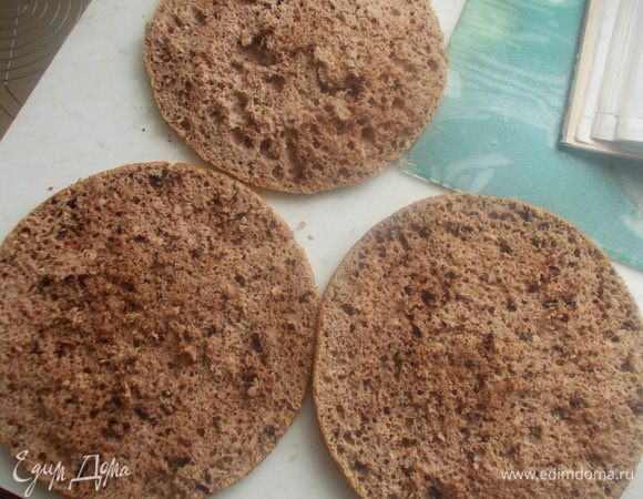 Когда корж полностью остынет, разрезать его на три части.