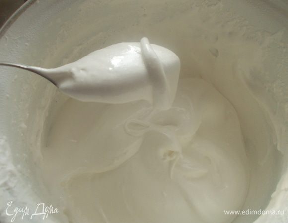 Для приготовления безе, холодные белки взбиваем с лимонной кислотой. Когда белки будут хорошо взбиты, всыпаем мелкий сахар. Продолжаем взбивать, пока масса не станет очень густой и крупинки сахара растворяться.
