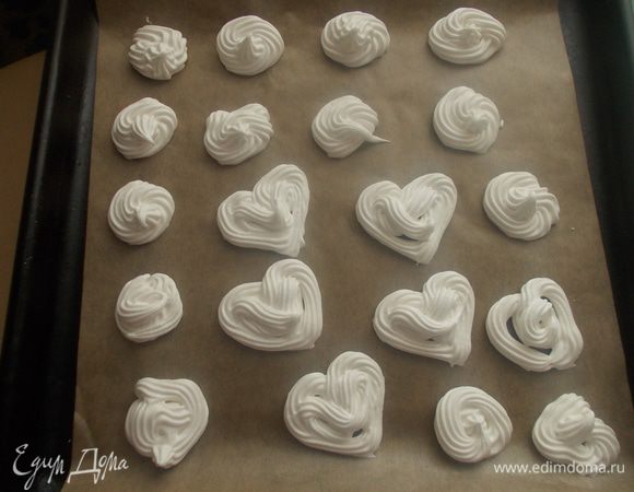 На пергамент с помощью шприца,выложить такие вот завитушки. У меня получилось два противня с безе.Поставить на 1 час при 90-100С.