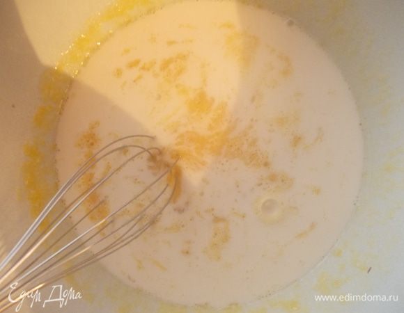 Для приготовления крема, желтки и яйца взбить с сахаром. Добавить муку, крахмал и влить молоко. Поставить на водяную баню, без прерывно помешивая, до загустения.