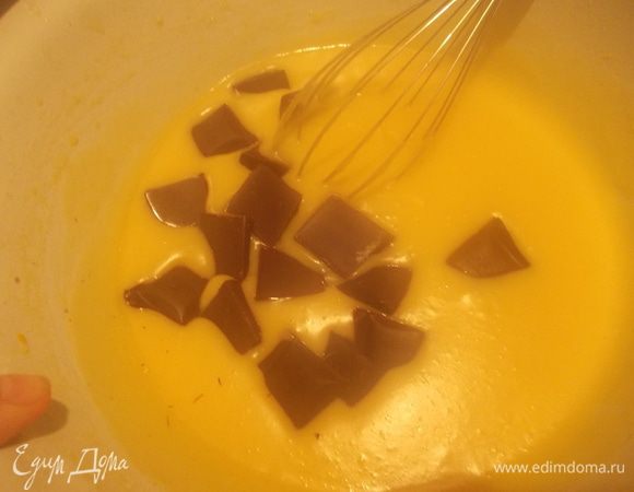 В горячий крем добавить шоколад и перемешивая растворить его.