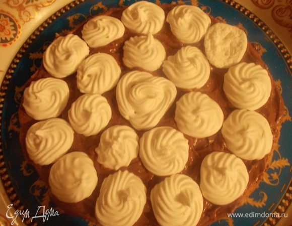 Собираем торт. Берем один корж, смазываем его кремом и выкладываем слой безе.