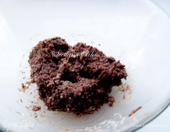 Тесто получается крупинчатым и податливым.  Мокрыми руками делать шарики, затем сплющивать их в лепешки.