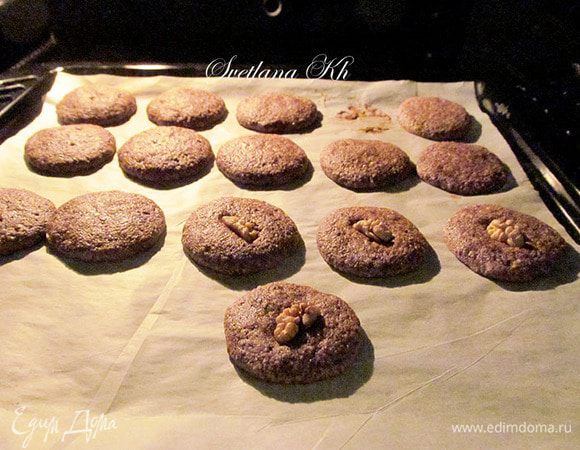 Сразу выкладывать печенье на пергамент. Можно украсить орешками. Выпекать 10 минут при 180 гр. Остудить и полить шоколадом. Красиво смотрится белый шоколад на темном тесте.