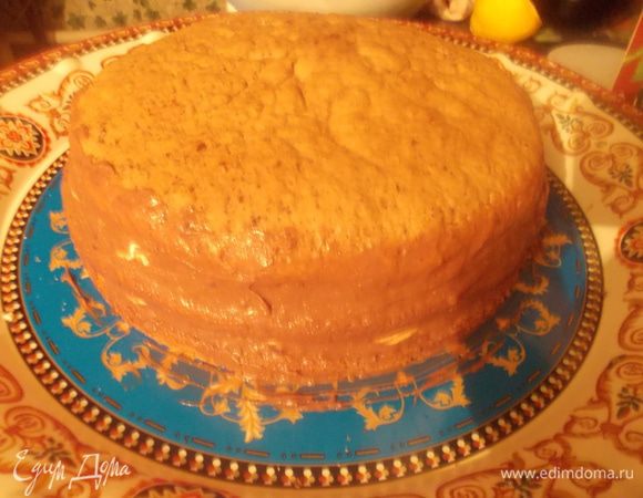 Накрыть сверху вторым коржом и повторить слои. Сверху накрыть третьим коржом и смазать бока кремом.