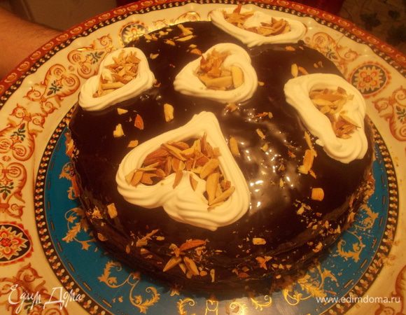 Приготовить глазурь. Все смешать, поставить на медленный огонь и довести до кипения. Сахар должен раствориться и глазурь станет гладкой и блестящей. Остудить и залить корж, украсить по желанию.