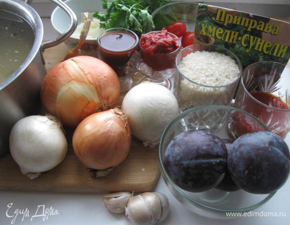 Грудинку помыть, сварить наваристый  бульон,  добавив луковицу, корень петрушки.  За 20 минут до окончания варки добавить лавровый лист, перец  горошком  (черный и душистый), соль.   Процедить, мясо вынуть, удалить кости, разрезать на небольшие кусочки. Бульон охладить, снять жир, он понадобится.
Подготовить все необходимые ингредиенты для харчо.
