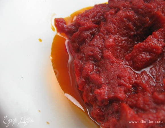 Поджарим на застывшем жире с бульона томатную пасту до образования характерно окрашенного масляного слоя.Можно обжарить пасту и на растительном масле.

