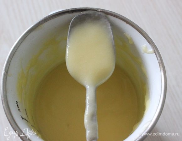 Растопить белый шоколад на водяной бане, перемешать со сливками до однородности.