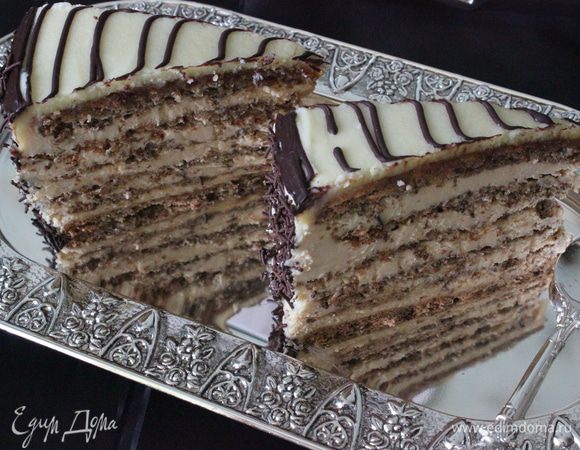 Черный шоколад перелить в конд. мешок и нарисовать на торте спираль, начиная от середины к краю.