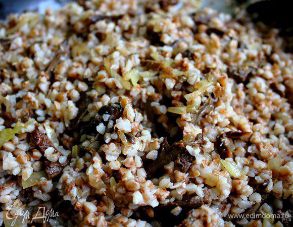 Гречку зальем водой, посолим и поставим на малый огонь, когда вся вода выкипит, положим масло, размешаем, выключим огонь и накроем полотенцем кастрюлю, даем постоять 15 мин.
Грибы замочим, отварим до готовности, нарежем тоненько. Лук слегка обжарим на небольшом количестве раст.масла и смешаем с грибами, потушим еще минуту, другую. Смешаем с гречневой кашей.
