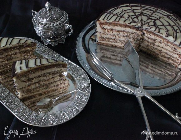 Когда шоколад немножко схватится, кончиком ножа провести полосы через равные промежутки — сначала от середины торта к краю, а затем — от края к середине.