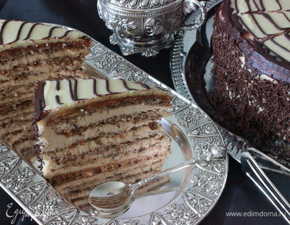 Бока торта украсила шоколадной соломкой из-за недостаточного количества миндальных лепестков.