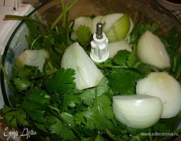 зелень, лук, чеснок измельчитьв комбайне или мелко порубить ножом