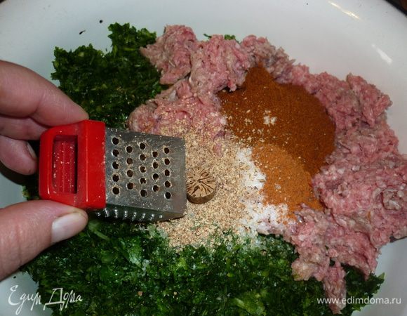 смешать зелень с фаршем, посолить, поперчить. я добавила еще паприку сушеную, она слегка впитала лишний сок зелени. все вымешать, добавить яйца и снова вымешать