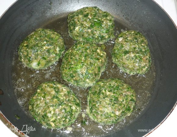 жарить с двух сторон на масле. подавать котлетки можно и без гарнира, в них много витаминчиков. но мы умяли все с острым кетчупом)))