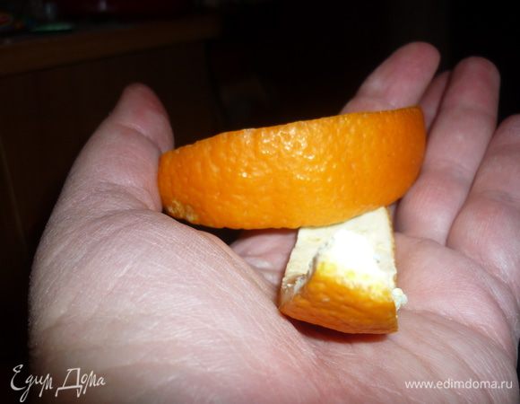 апельсины чистим аккуратно, кожицу снимаем дольками. если вам хочется варенья сразу и много (из 10 апельсинов получается около 1 литра), то корочки складываем в пакет и в холодильник, смотрите внимательно, чтоб они не пропали. по рецепту рекомендовали снять лишнюю белую часть, но я оставила, мне так больше нравится. 