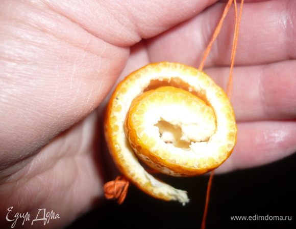 когда все корочки готовы, берем толстую х\б нитку, вставляем ее вдвое в штопальную иголку, на конце завязываем очень большой узелок. нитка должна быть длиной см 25-35. теперь берем у корочку, скручиваем ее в рулончик и нанизываем на нитку