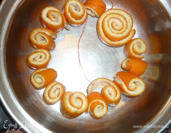 нанизываем корочки-рулетики плотно на всю нить, кончики связать, чтоб бусики не рассыпались, положить в большую кастрюлю