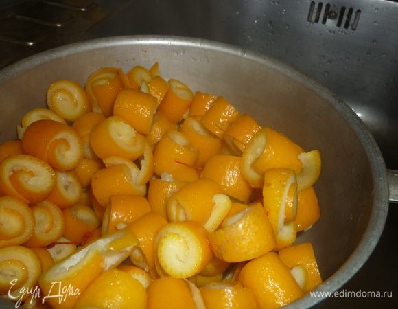 наступил варенный день. бусы промываем, заливаем водой, ставим на огонь. как только закипит, воду сливаем, бусы промываем в дуршлаге холодной водой. и так 3 раза. 