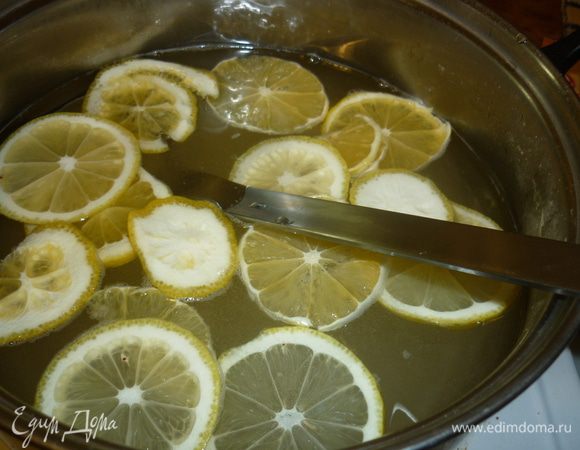 наливаем в кастрюлю 1,5 л холодной воды, засыпаем сахар, кладем кружочки лимона и имбиря. растворяем сахар, потом кладем бусики и варим 