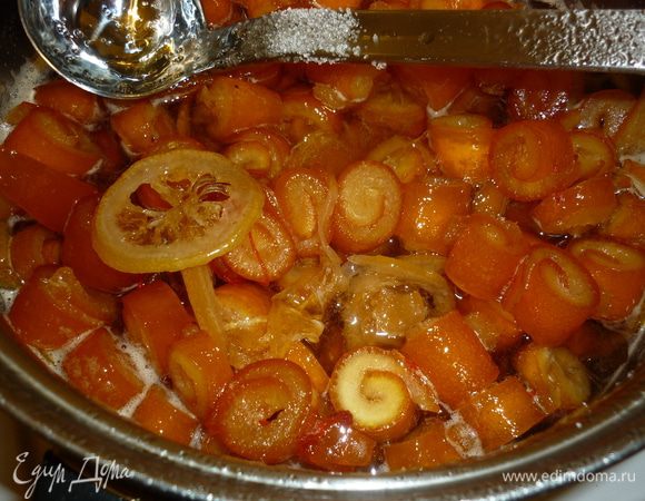 готовность варенья определить тут сложно. если дождаться нетекучести сиропа на блюдце, то после остывания варенье трудно отковырять ложкой. варить около часа, я ориентируюсь по температуре кипения. ок 104 градусов. варенье остудить.