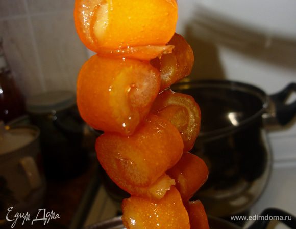 из подстывшего варенья извлекаем бусы, разрезаем нитку и снимаем корочки аккуратно