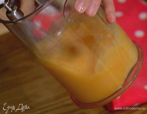Яйца взбить миксером вместе с сахаром.