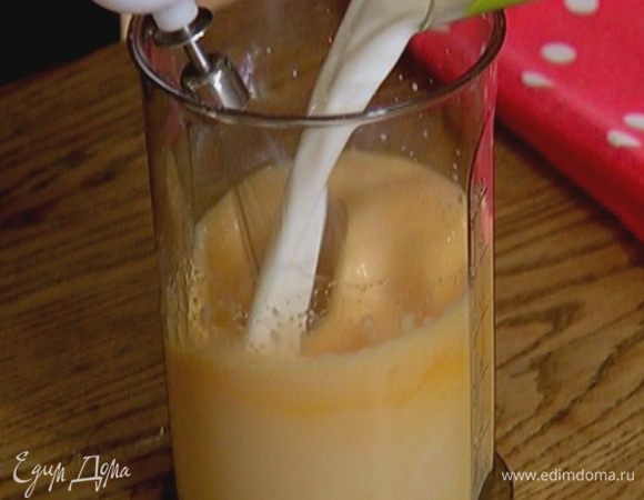 Не прекращая взбивать, влить молоко, затем оливковое масло и еще немного взбить.