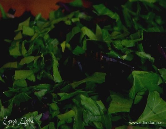 Всю зелень порубить очень мелко.