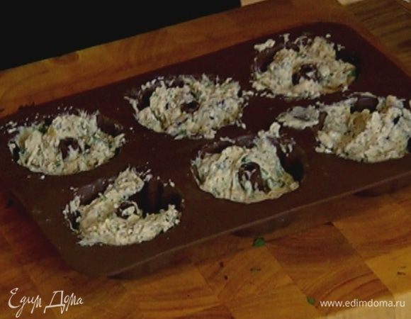 Тесто разложить в силиконовые формы для маффинов.