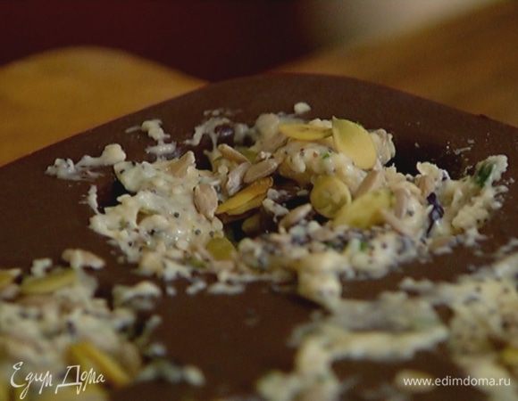 Оставшиеся семечки, мак и кунжут перемешать и посыпать булочки сверху.