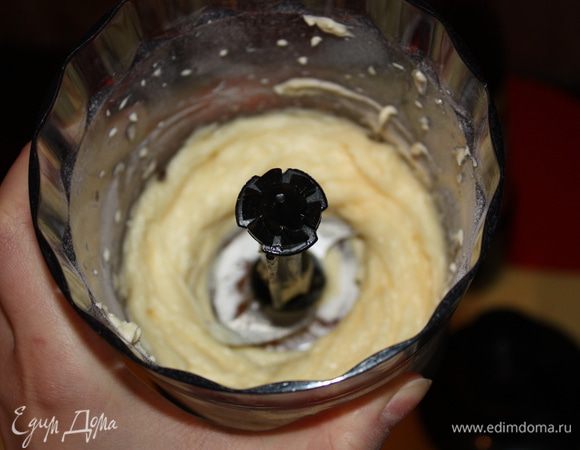 Масло взбить с сахарной пудрой.