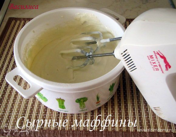 Взбить яйца, добавить майонез, сметану, соль, муку, разрыхлитель, соль, розмарин.
