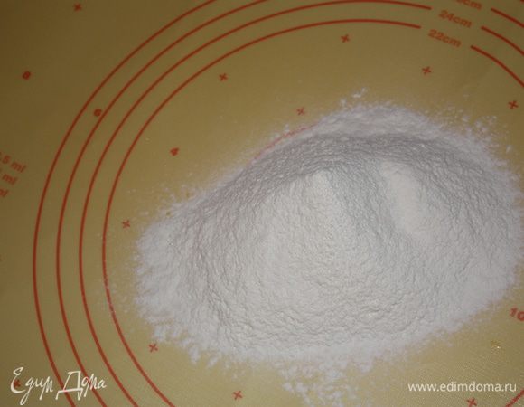 Муку просеять,добавить щепотку соли,взбитое масло и замесить тесто. 